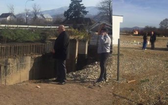 Haliti inspekton punimet në ndërtimin e urës së re në Viti, por edhe të tregut të kafshëve