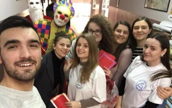 Rinia Studentore “Kadri Zeka” ndihmon fëmijët me nevoja të veçanta në “Thimi Mitko”