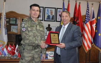 Komandanti i KFOR-it turk në Kosovë, kolonel Cem Sinan Barim vizitoi Vitinë