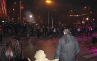 Lutfi Haziri e pret në shesh ndërrimin e motmoteve, uron gjilanasit për një vit të mbarë dhe me mirëqenie!