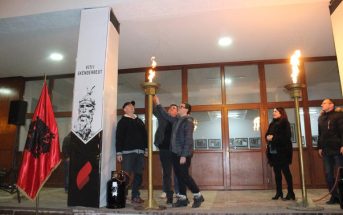 Lutfi Haziri dhe vajza e heroit Rexhep Mala ndezin flakadanin e “Flakës së Janarit”