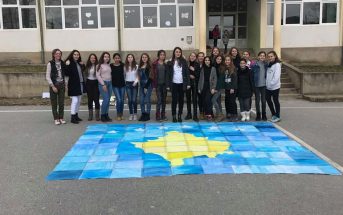 Një vepër gjigante e nxënësve të Karaqevës, shpalosin flamurin e Kosovës