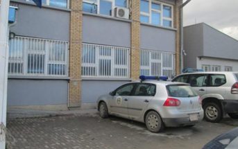 Nën ndikimin e alkoolit e rrah gruan dhe sulmon mikun e tij