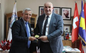 Vitia nderon me dekoratën e Pavarësisë, ambasadorin e Shqipërisë, Qemajl Minxhozi