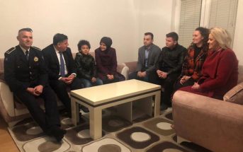 Në prag të festës së Pavarësisë, Lutfi Haziri i dhuron çelësat e banesës familjes së Qefsere Dakut