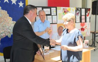Lutfi Haziri ia dorëzon çmimin letrar “Beqir Musliu” fitueses së këtij viti, Edi Shukriu