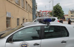 Brenda stacionit policor sulmon dhe kërcënon zyrtarin