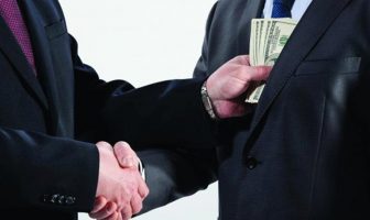 Thirrjet e ndërkombëtarëve për luftim të korrupsionit, në vesh të shurdhër