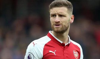 Mustafi drejt rikthimit në Serie A, Roma mendon për mbrojtësin shqiptar
