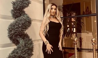 Yllka Kuqi shfaqet seksi me fustan të zi