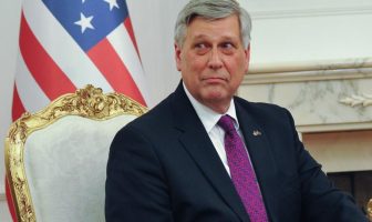 Ambasadori Kosnett shkon për t’i “mbushur bateritë”