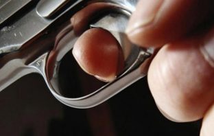 Bastiset një shtëpi në Livoq, policia konfiskon një pistoletë