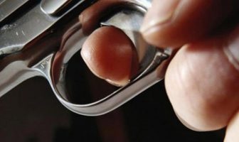 Bastiset një shtëpi në Livoq, policia konfiskon një pistoletë