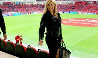 Manjola Nallbani vjen me poza tërheqëse nga “Air Albania Stadium”