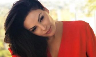 Bleona Qereti nuk i ndjenë vitet, vazhdon të shkëlqen me dukjen