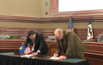 Lutfi Haziri e Bob Scott nënshkruajnë marrëveshjen për binjakëzimin e Gjilanit me Sioux City të SHBA’ve