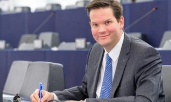 Anëtari i Parlamentit Europian thirrje politikanëve kosovarë: Luftoni koronën, jo njëri-tjetrin