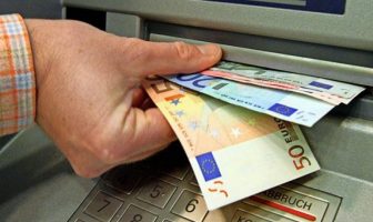 Atyre që paguhen nga shteti pagat u dalin më herët këtë muaj