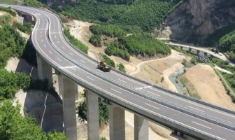Autostrada që lidh Kosovën me Maqedoninë Veriore duhet të përfundojë, thotë Abrashi