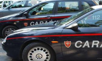 Burri shqiptar i bën pritë ish-gruas në Itali dhe e qëllon me thikë, plagos dhe djalin