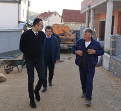 Hyseni: Fillon projekti i asfaltimit të 11 rrugëve në lagjen “Arbëria”, kostoja mbi 165 mijë euro