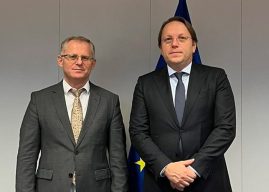 Varhelyi pas takimit me Bislimin: Diskutuam lidhur me aplikimin e Kosovës për anëtarësim në BE