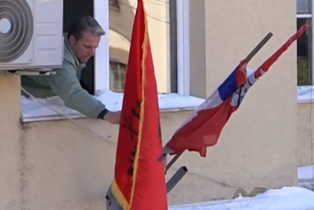  Deri kur    Shqiprim Arifi dënohet nga Gjykata e Vranjës me rreth 500 euro për vendosjen e flamurit kombëtar në selinë e partis