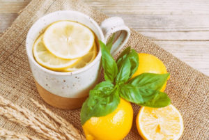 ujë me limon