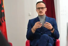 Reagimi i vonuar i Alban Hysenit për sulmin ndaj gazetarëve ngjall valë kritikash: “Prite lejen e partisë?”