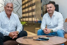 “Joni Group” – historia e suksesit që ndërtoi besimin e bizneseve: Aziz dhe Ramadan Sabedini, dy breza në shërbim të financave moderne