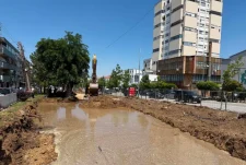 Punimet në Bulevard shkaktojnë probleme të njëpasnjëshme – Dëmtime në rrjetin e ujit dhe energjisë elektrike, qytetarët kërkojnë mbikëqyrje më të rreptë