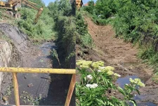 Vazhdojnë investimet infrastrukturore në Kabash, Komuna e Vitisë realizon punime për përmirësimin e rrugëve dhe kanaleve kulluese