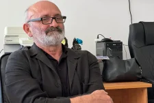 Luan Shahiqi mbyll kapitullin e arsimit, por jo të artit – Shkolla “Adem Kastrati” e nderon mjeshtrin e pikturës dhe edukimit