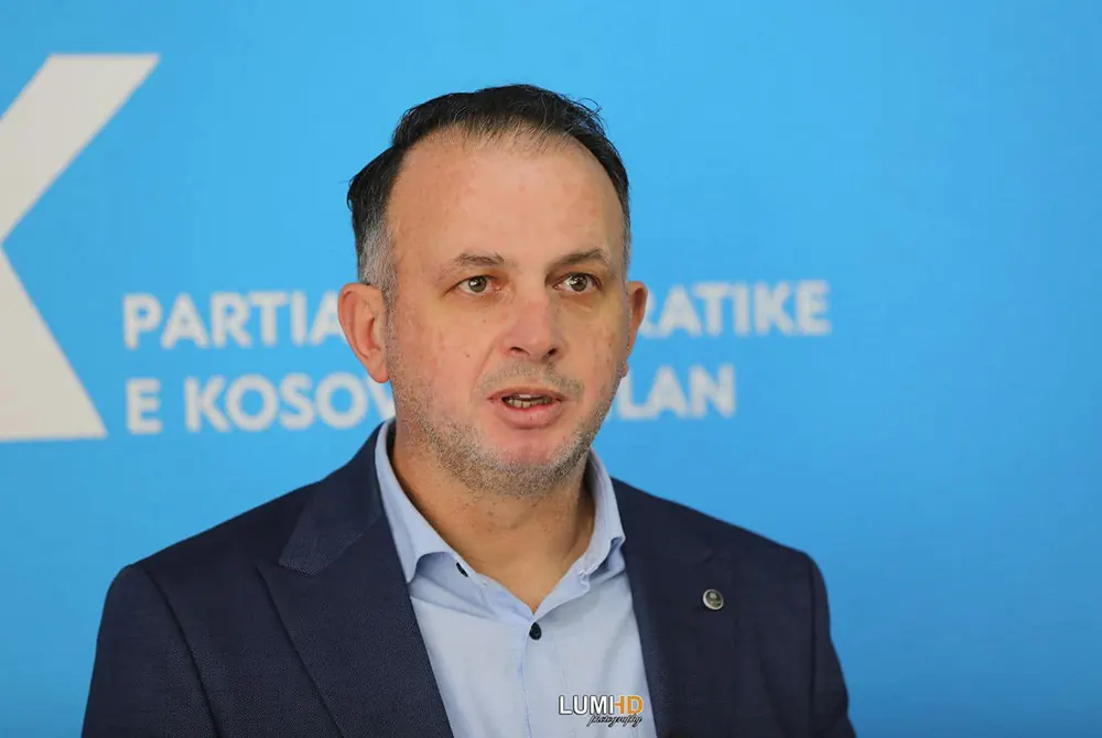 Rashiti  Ja paskan  hëngër  bodrumin objektit të Administratës Komunale