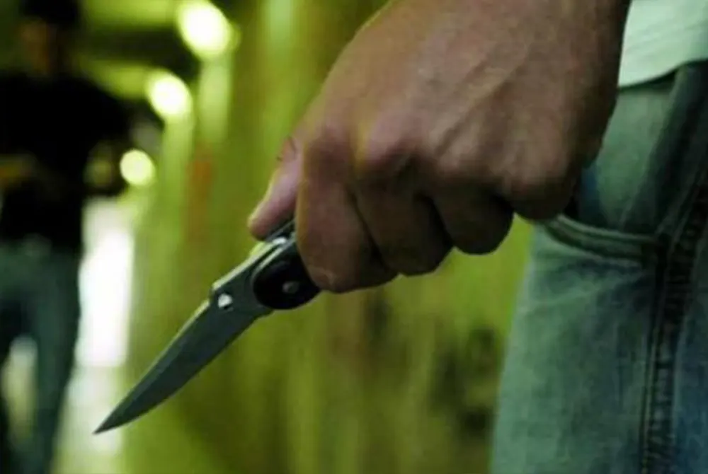 Therje me thikë mes dy të miturve në Gjilan  një 18 vjeçar përfundon në spital