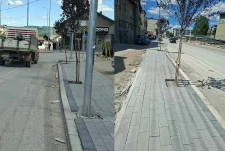 Mbjellja e drunjve në trotuar kufizon hapësirën e lirë të këmbësorëve në rrugën “Hamdi Kurteshi”