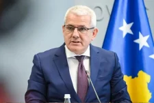 Sveçla reagon pas arrestimeve për masakrën e Reçakut: Asnjë kompromis ndaj krimeve të luftës