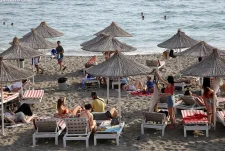 “Pushimet luksoze me shërbim mesatar” – Çmimet në bregdetin shqiptar alarmojnë pushuesit nga Kosova