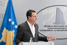 Kurti: Armatimi ilegal me tyta të gjata nuk është për hajr, por veç për sherr