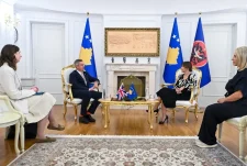 Ngërçi institucional, Haxhiu diskuton me ambasadorin britanik