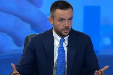 “Tendencë diktatoriale”, Arian Tahiri: Kurti e ka fituar pushtetin, por po e synon shtetin