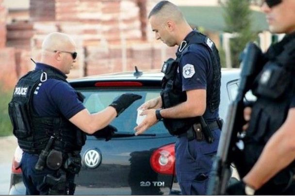 Dy persona ndalohen pranë kufirit Kosovë-Serbi, Policia nis hetimet