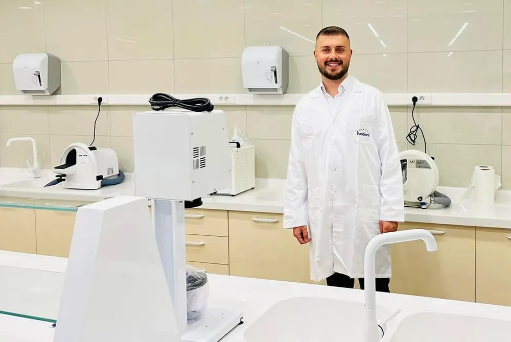 Dren Haxhiu  profesionisti i ri që po ndërton rrugën e tij mes profesionit  aktivizmit dhe politikës
