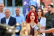 Hoxha: Kurti dhe LVV nuk janë mbi shtetin e Kosovës, thirreni seancën konstituive