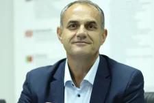 Kosova përballë përçarjes: kur politika, identiteti dhe gjuha e urrejtjes rrezikojnë ta dëmtojnë besimin shoqëror