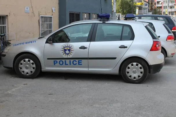 Policia sekuestron një armë automatike AK-47 në Gjilan, i dyshuari hetohet në procedurë të rregullt
