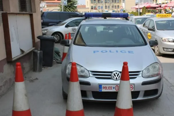 Policia ndalon një person pas raportimit për të shtëna, i sekuestrohet një pistoletë