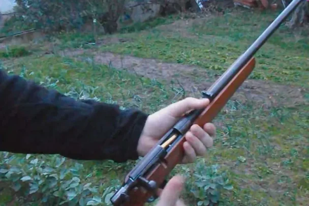 Gjendet pushkë gjuetie me 17 fishekë në lagjen “Qamëria” të Gjilanit