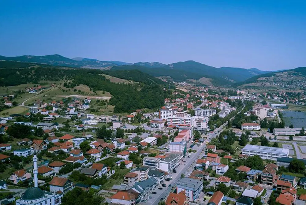 Inspektorati Komunal në bashkëpunim me Policinë identifikon dhe gjobit personin që hodhi mbeturina