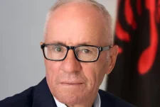 Pse kjo lojë absurde, e qëllimshme, e rastësishme apo … ?!